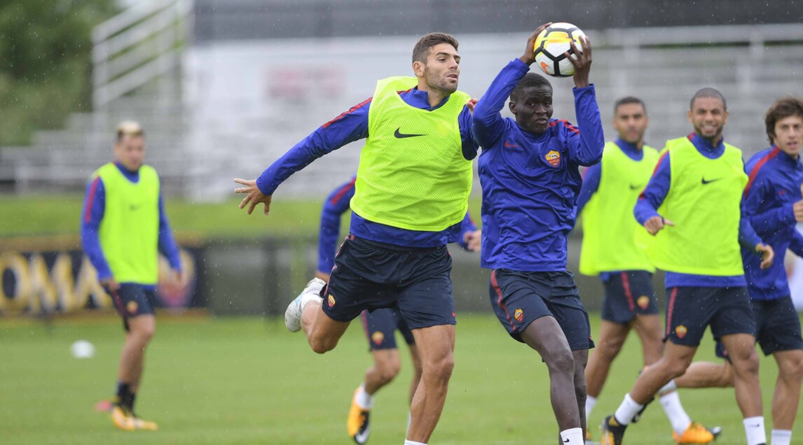 Gli allenamenti di Di Francesco: la Roma gioca a pallamano