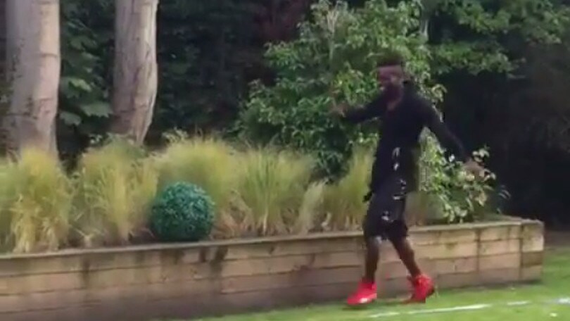 Balotelli, girotondo e liscio clamoroso in giardino