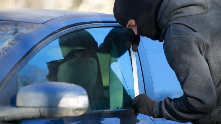Furti d'auto, i ladri abbandonano lo "spadino"