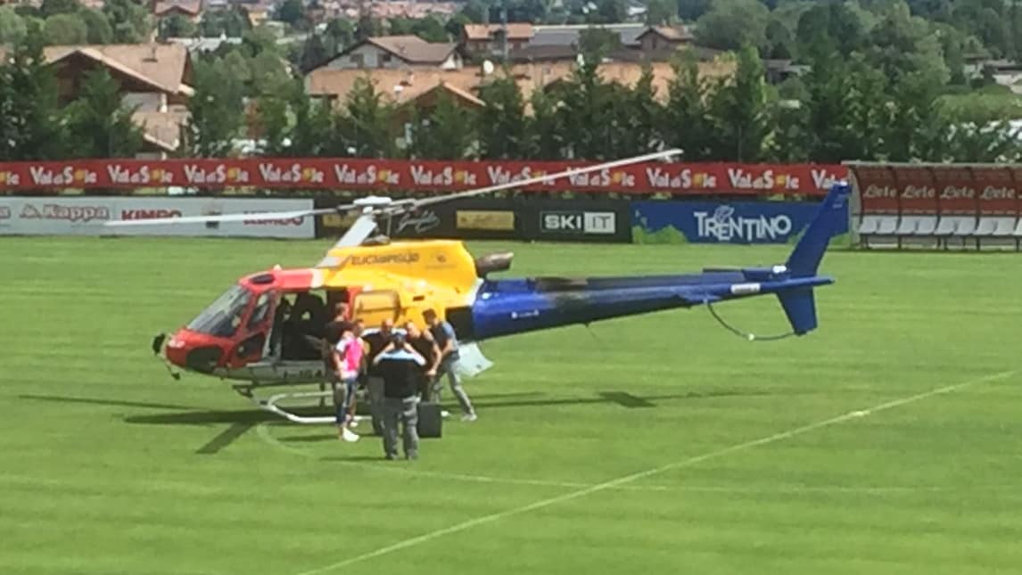 I giocatori del Napoli lasciano il ritiro in elicottero