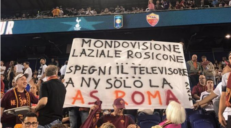 Tottenham-Roma, striscione di risposta: «Laziale rosicone, a New York solo noi»