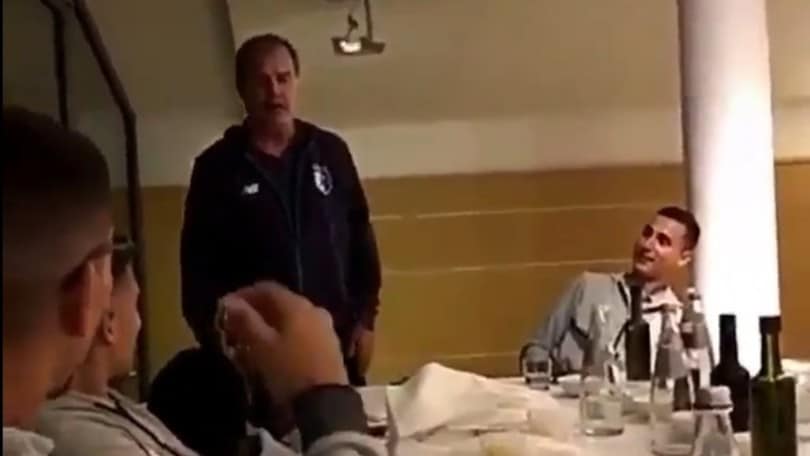 Sempre più "Loco": Bielsa canta un tango argentino
