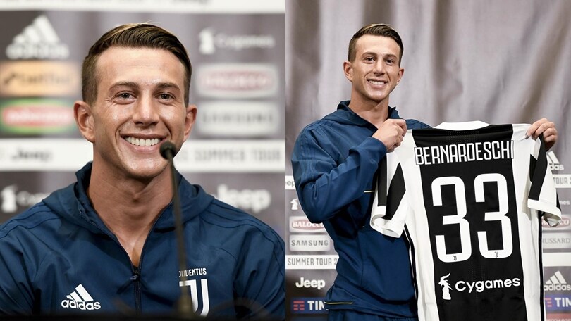Juventus, Bernardeschi sorride con la sua maglia numero 33