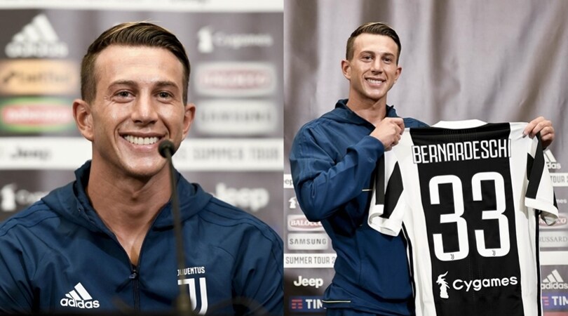 Juventus, Bernardeschi sorride con la sua maglia numero 33