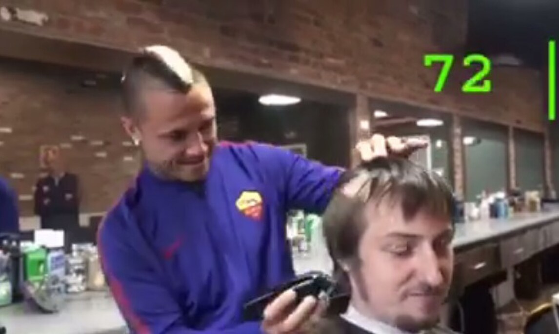 Nainggolan barbiere per un giorno: una cresta in 90 secondi