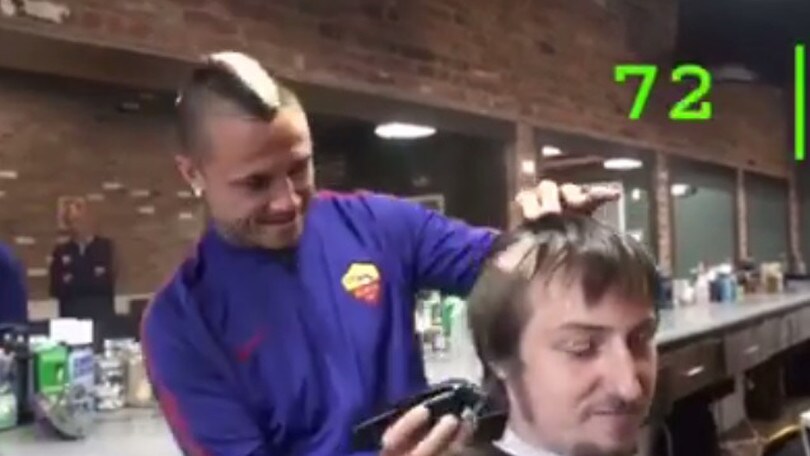 Nainggolan barbiere per un giorno: una cresta in 90 secondi