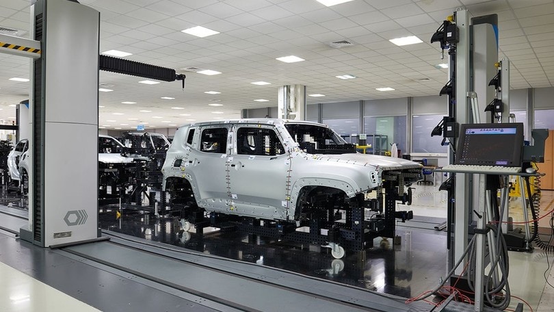 Mercato auto Italia: +5,9% a luglio, raddoppiano le ibride