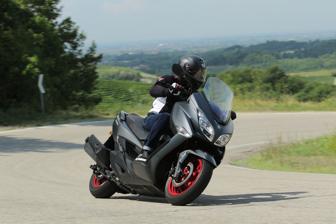 Suzuki Burgman 400, lo scooter diventa coupé: prova su strada
