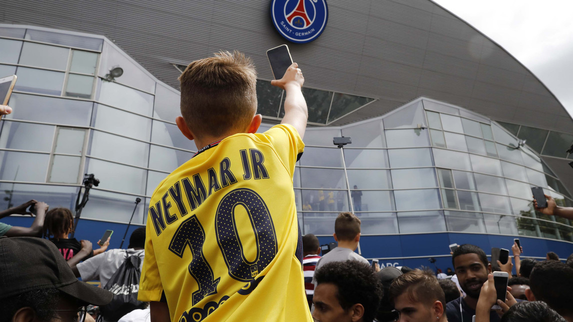Psg: fila ai negozi per acquistare la nuova maglia di Neymar