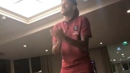 Psg, Neymar si presenta alla squadra... e canta