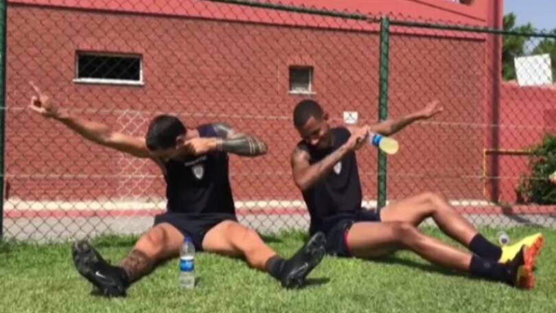 Marco Borriello e Miangue nel bottle flip challenge e dab dance