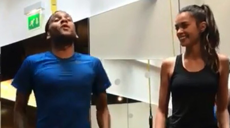 Dani Alves show, si allena con la sexy Joana Sanz