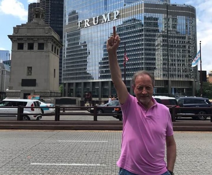 Ulivieri anti-Trump: dito medio davanti al grattacielo