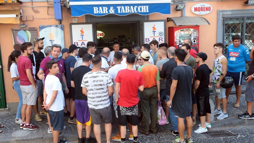 Napoli, è corsa al biglietto: che folla nelle ricevitorie