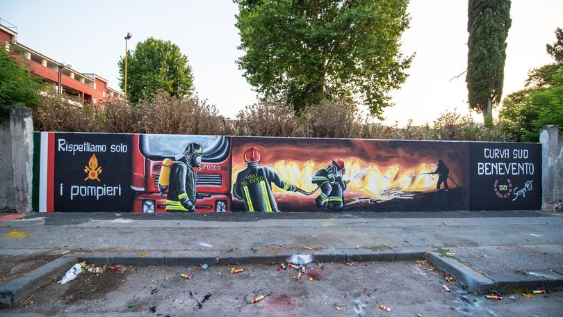 Benevento, la Curva Sud omaggia i pompieri