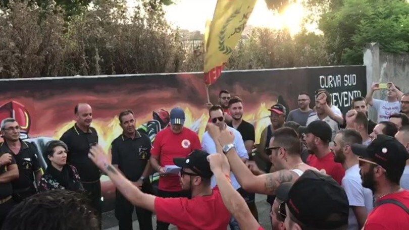 La Curva Sud del Benevento omaggia i Vigili del fuoco con un murales