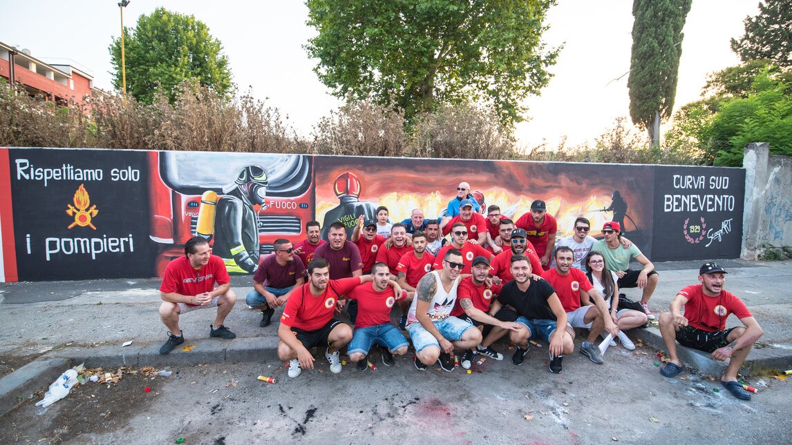 Benevento, i tifosi omaggiano i pompieri