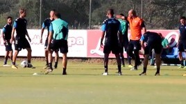 Napoli, torello in allenamento: Hamsik sbaglia e Reina...