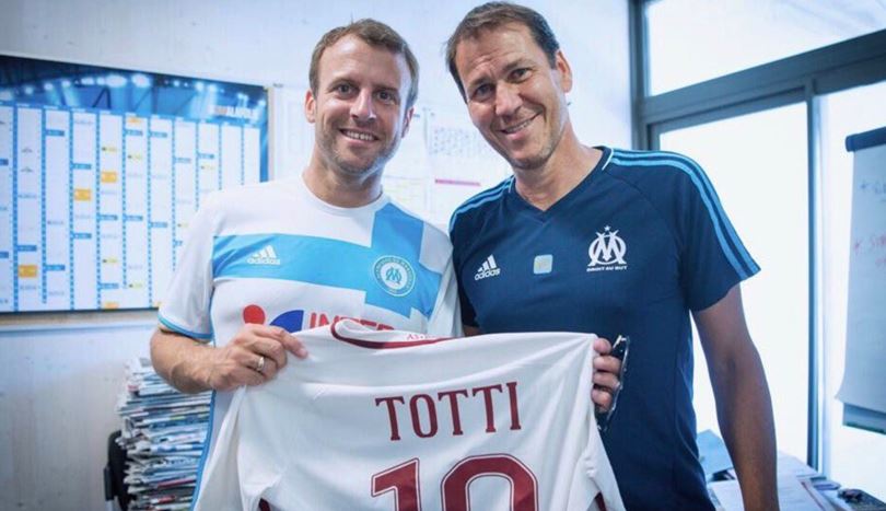 Marsiglia, Macron incontra Garcia: foto con la maglia di Totti