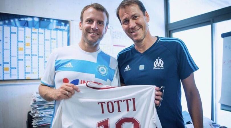 Marsiglia, Macron incontra Garcia: foto con la maglia di Totti