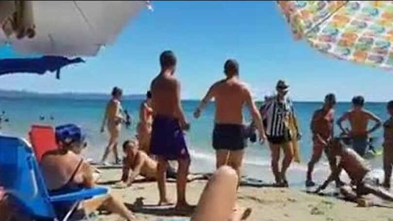 «Rigore per la Juve»: il video sfottò in spiaggia è virale