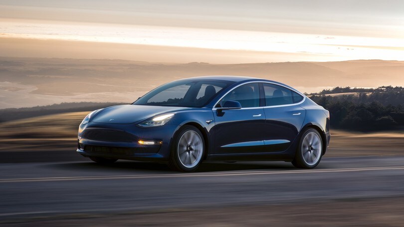 Tesla, Musk raccoglie 1,8 miliardi per produrre la Model 3