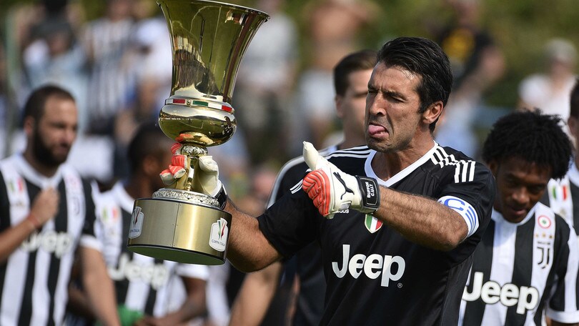Villar Perosa, i giocatori della Juventus sfilano con le coppe