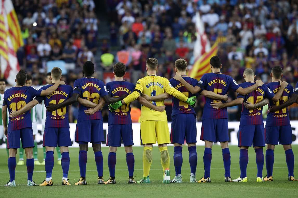 Barcellona in campo con la maglia in onore delle vittime del terrorismo