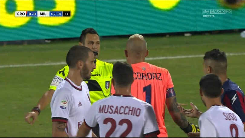 Crotone-Milan, l'arbitro Mariani assegna il rigore dopo aver consultato il Var