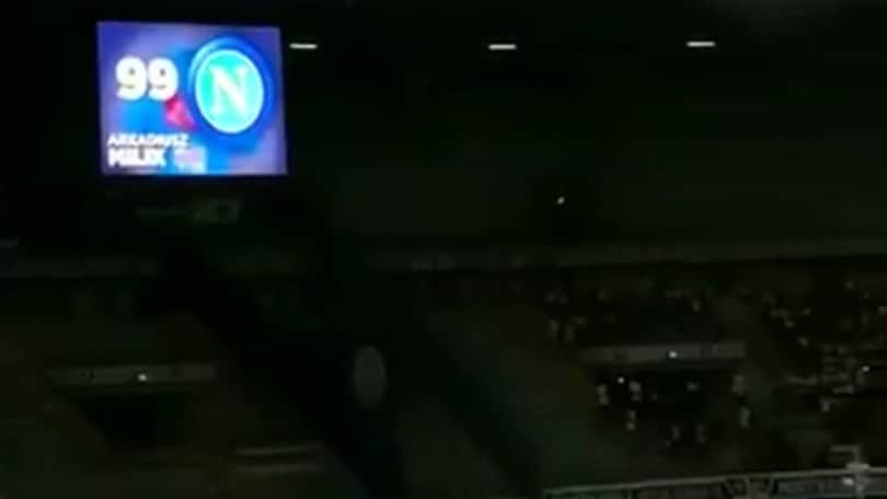 Verona, allo stadio i tifosi urlano "scimmia" ai giocatori del Napoli