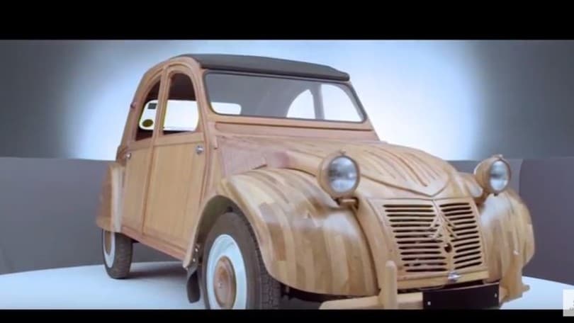 La Citroen 2CV in legno a grandezza naturale