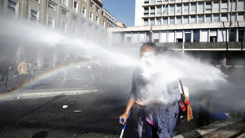 Roma, caos a Piazza Indipendenza per lo sgombero dei migranti