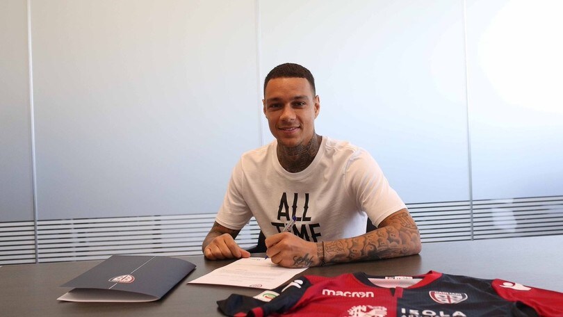 Calciomercato Cagliari, ufficiale: Van Der Wiel firma per tre anni