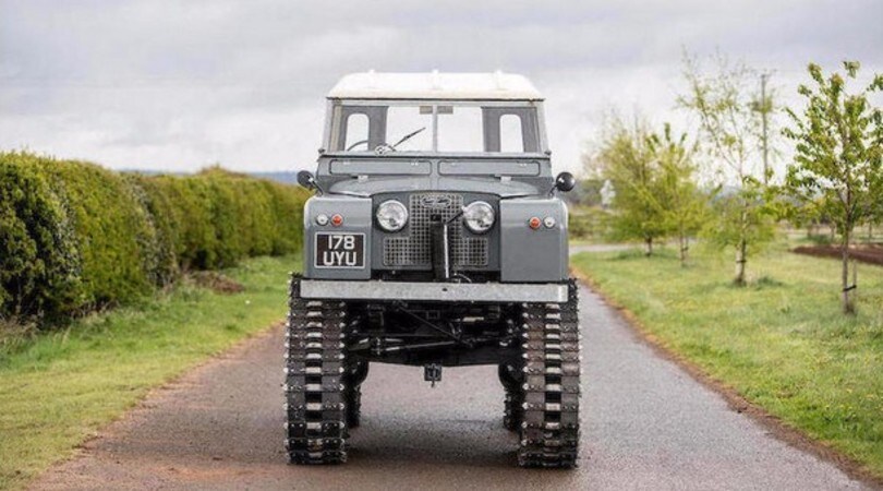 All'asta una rarissima Land Rover cingolata: foto