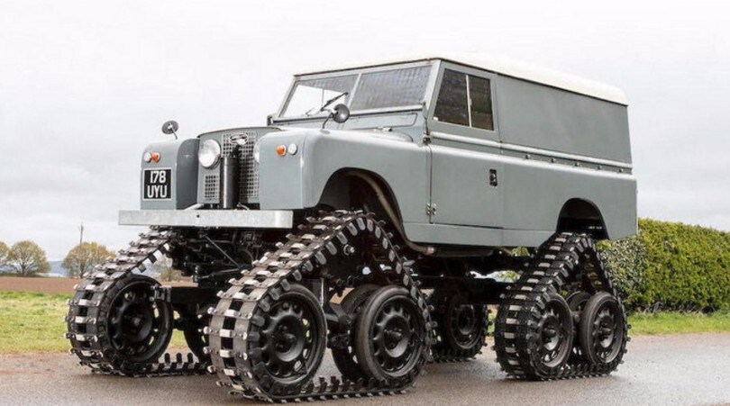 All’asta una rarissima Land Rover Defender cingolata