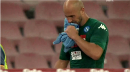 Napoli, i tifosi a Reina: «Resta!». E lui si commuove a fine partita