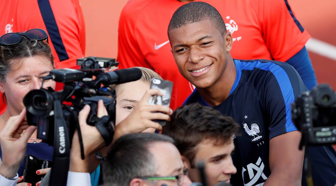 Francia, per Mbappè selfie e sorrisi con i tifosi aspettando il Psg