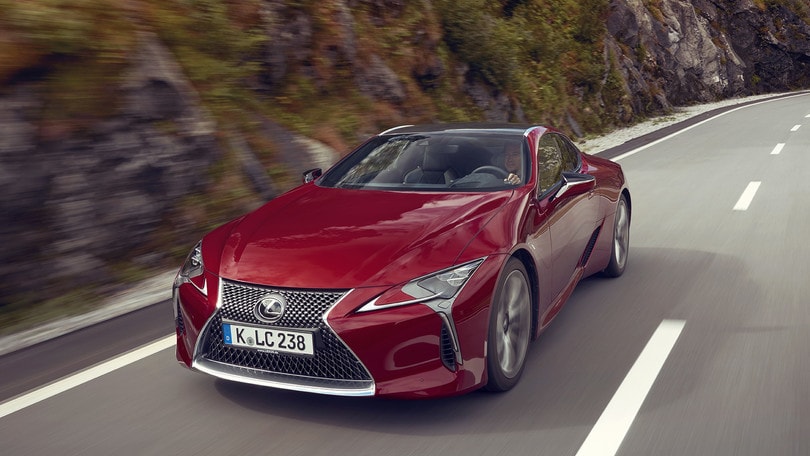 Lexus LC500 Hybrid, lusso anticonformista: la prova su strada