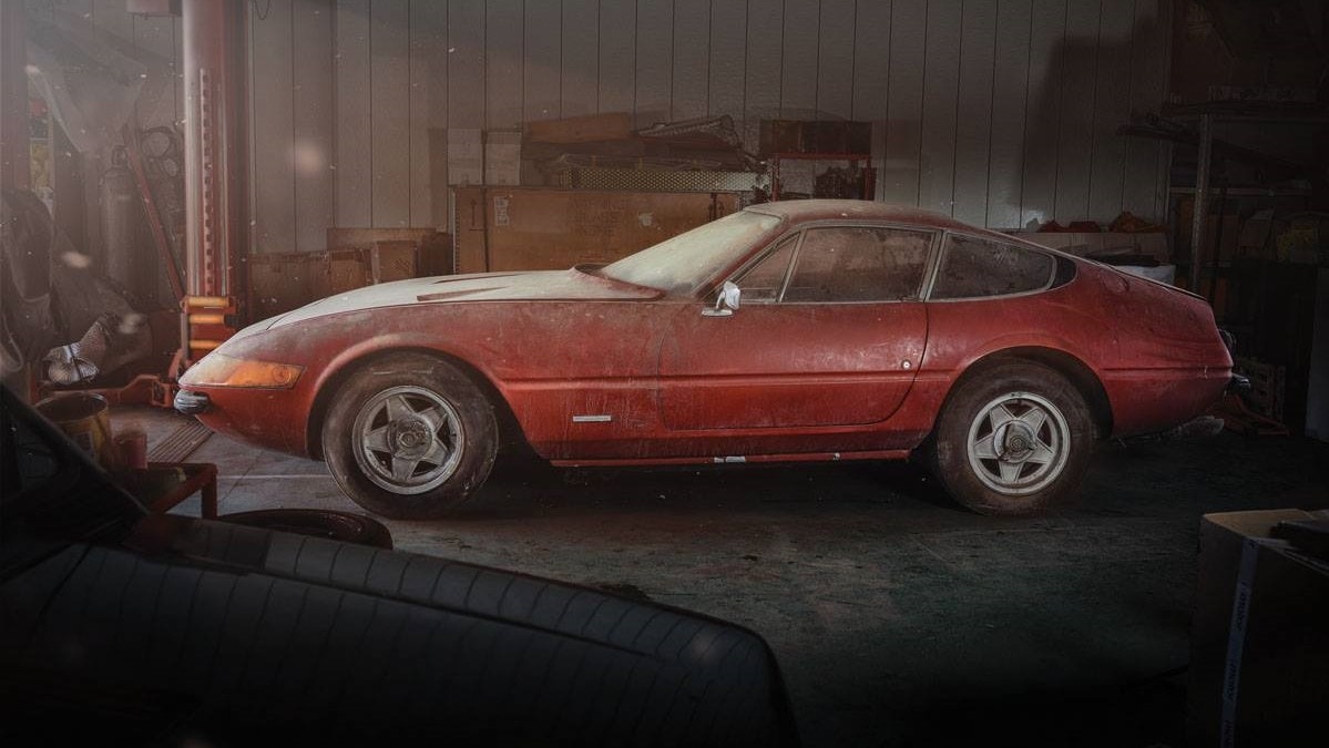 Ferrari Daytona va all'asta dopo 40 anni in un fienile