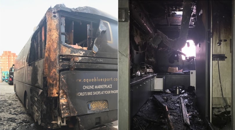 Vuelta, attacco incendiario al pullman del team Aqua Blue Sport