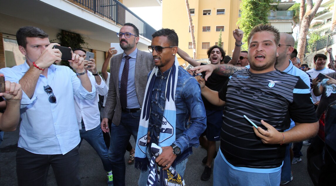 Lazio, colpo Nani: selfie e autografi con i tifosi