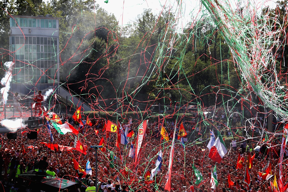 Ferrari, oceano rosso a Monza: Vettel riprende con una telecamera