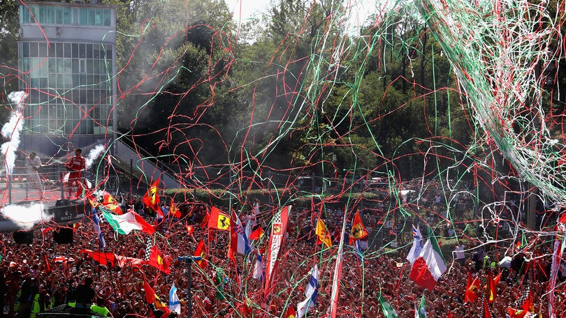 Ferrari, oceano rosso a Monza: Vettel riprende con una telecamera