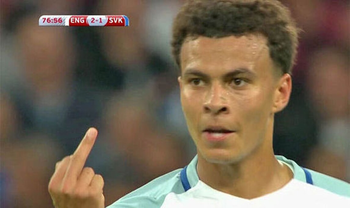 Inghilterra, dito medio all'arbitro? Dele Alli smentisce: «Era per Walker»