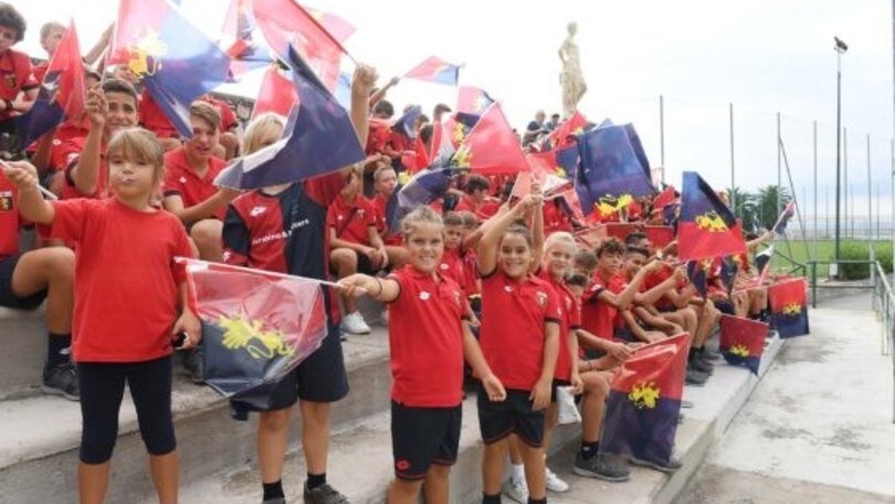 Serie A Genoa, abbraccio dei tifosi nel giorno del 124° compleanno