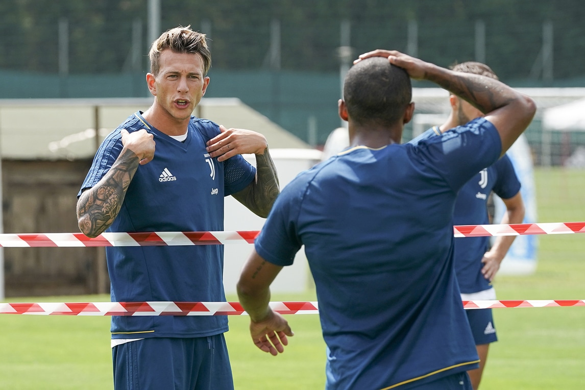 Juventus-Chievo, Bernardeschi e Douglas Costa scalpitano