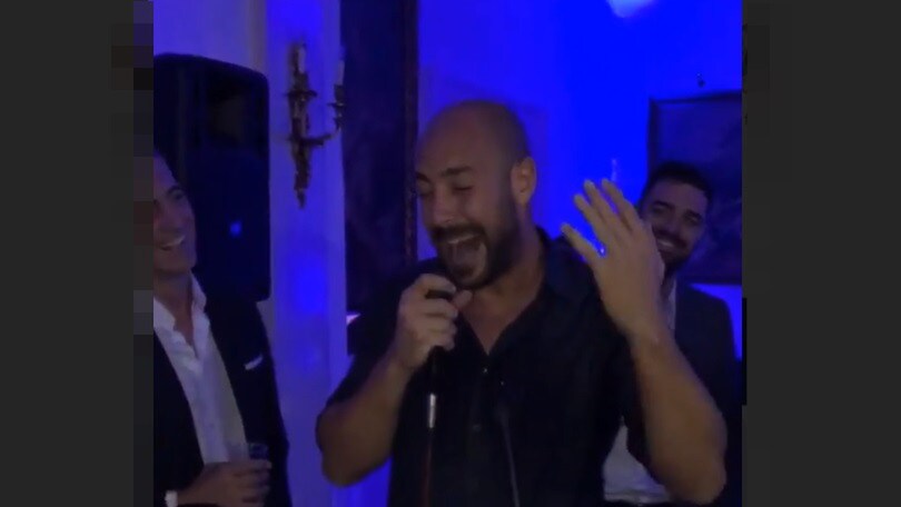 Reina scatenato: canta «Un giorno all'improvviso»