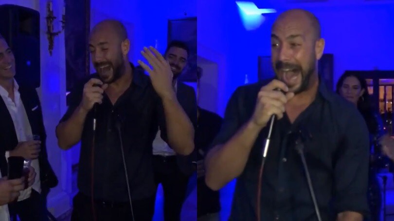 Napoli, festa a sorpresa per Reina: canta «Un giorno all'improvviso»