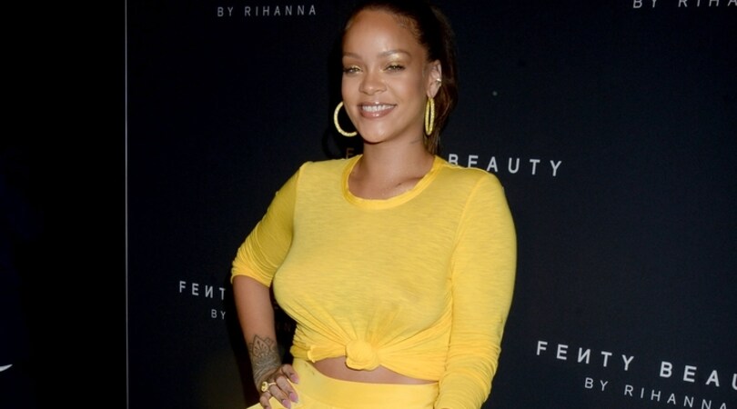 Splendida Rihanna in giallo: il vestito è trasparente