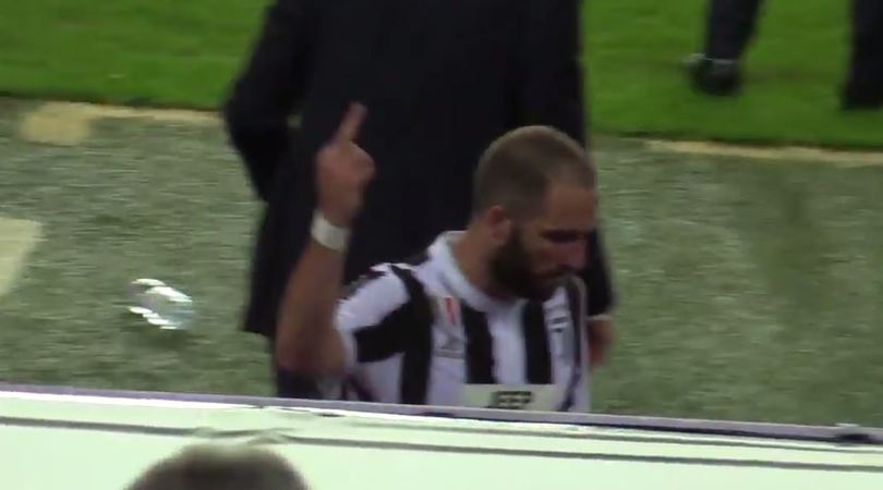Juventus, Higuain sostituito: gestaccio ai tifosi del Barcellona